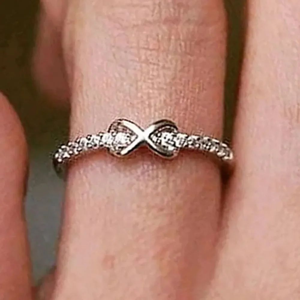 The Dainty Infinity ring in 925 silver sz 6